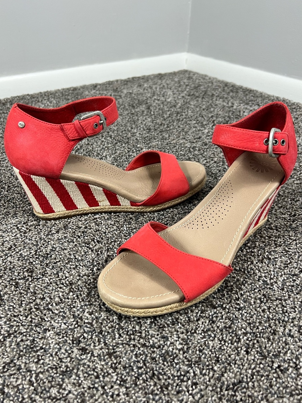 New Ugg Wedge Sz 10